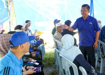 MOHAMAD Yusri Bakir bertemu pengundi di Kampung Pulau Tiga Jalan Stesyen Tapah, Perak. -UTUSAN/MUHAMAD NAZREEN SYAH MUSTHAFA