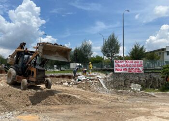 KONTRAKTOR membaiki benteng takungan pecah di Taman Seri Alam, Sungai Buloh mula menjalankan kerja membaiki selepas didakwa penduduk kali terakhir beroperasi pada Januari lalu.