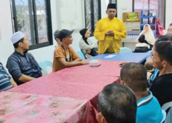 ZOLKIFLY Md. Lazim (berdiri) ketika berucap mengalu-alukan kehadiran saudara baharu di Pulau Pinang, baru-baru ini.