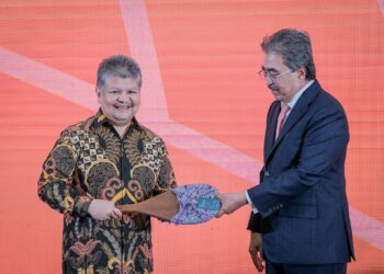Johari Abdul Ghani menyampaikan cenderamata kepada wakil Menteri Indonesia, Dida Gardera pada Majlis Pembukaan Rasmi Fact Forum 2025 di Putrajaya semalam. – UTUSAN/FAIZ ALIF ZUBIR