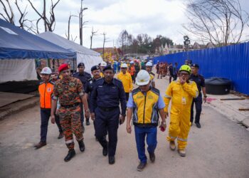 HUSSEIN Omar Khan (tengah) melawat tempat kebakaran saluran paip gas Jalan Putra Harmoni, Putra Heights, Selangor semalam. – UTUSAN/SADDAM YUSOFF