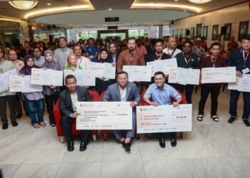 Amirudin Shari bersama mangsa-mangsa insiden kebakaran pada Majlis Penyerahan Bantuan Sewa Rumah kepada Mangsa Insiden Kebakaran Paip Gas Putra Heights di Shah Alam, semalam. – UTUSAN/AFIQ RAZALI