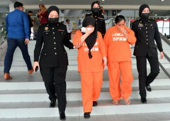 DUA suspek wanita yang direman di Mahkamah Majistret Shah Alam, Selangor semalam. – UTUSAN/ AFIQ RAZALI