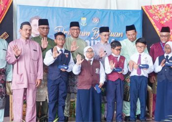 MOHAMAD Abdul Hamid (belakang, tiga dari kanan) pada majlis penyerahan bantuan cermin mata percuma untuk daerah SPT di SK Jalan Baharu, Bukit Mertajam, Pulau Pinang.