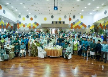 Warga UCS memakai baju raya bertema hijau lestari pada majlis jamuan raya di kampus itu di Kuala Selangor hari ini.