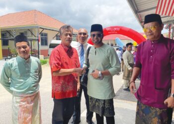 DR. Zaini Hussin (dua dari kiri) beramah mesra bersama tetamu dalam sambutan Hari Raya di Wellness Hub, Pengkalan Chepa, Kelantan semalam. – UTUSAN/ROSMIZAN RESDI