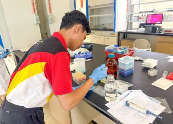 seorang pencipta muda Jaafar Innovators dari Sekolah Menengah Teknik Tuanku Jaafar melakukan proses menghasilkan sabun pencuci tangan Wanderlust di Seremban. – UTUSAN/NOR SHAFAWATI YUP