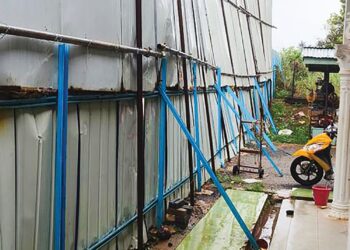 HANYA dinding zink yang memisahkan rumah keluarga Allahyarham Shamsuri Mohd. Noor dengan projek Laluan Rel Pantai Timur (ECRL) di Chenor, Pahang.