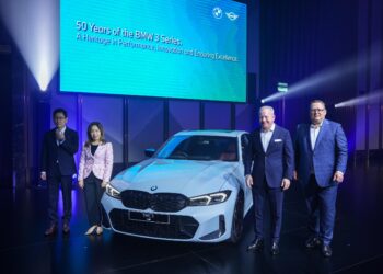 NAIB Presiden Kanan Kumpulan BMW, Jean Phiippe Parain (dua kanan) bersama Pengarah Urusan Kumpulan BMW Malaysia, Benjamin Nage (kanan) ketika Pelancaran BMW M340i xDrive edisi yang ke 50 tahun di M Resort. - UTUSAN/SADDAM YUSOFF