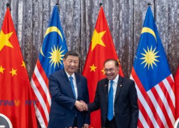 ANWAR Ibrahim bersalaman dengan Xi Jinping pada majlis pemeteraian MoU antara Malaysia dan China di Putrajaya. - FOTO PEJEBAT PERDANA MENTERI