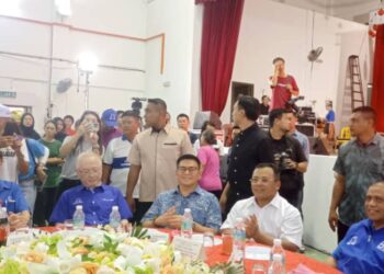 Amirudin Shari  (tiga dari kanan) dalam Majlis Makan Malam Perpaduan Perak sempena Pilihan Raya Kecil (PRK) DUN Ayer Kuning di Kampung Baharu Coldstream, Bidor, Tapah, semalam.