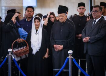 DR. Mahathir Mohamad bersama  Tun Dr. Siti Hasmah memberi penghormatan terakhir kepada jenazah Allahyarham Abdullah Ahmad Badawi di Masjid Negara, Kuala Lumpur semalam. -UTUSAN /AMIR KHALID