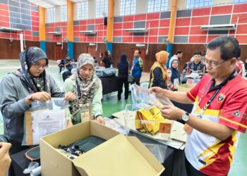 PETUGAS SPR membuat persiapan akhir bagi hari undi awal melibatkan pegawai dan anggota polis serta pasangan di Dewan Merdeka Tapah, Perak semalam.