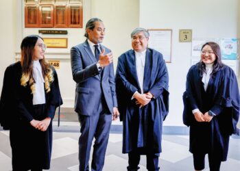 Khairy Jamaluddin bersama barisan peguamnya selepas mendengar keputusan kes samannya terhadap pendakwah bebas, Ustaz Abu Syafiq, di Mahkamah Tinggi Kuala Lumpur, semalam. – UTUSAN/ SHIDDIEQIIN ZON