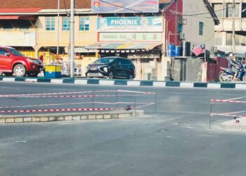 PROSES pemasangan peralatan berkaitan pelaksanaan sistem parkir pintar bermula di beberapa lokasi strategik di Perlis. – MINGGUAN/MOHD. HAFIZ ABD. MUTALIB