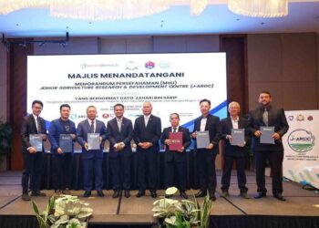 Zahari Sarip (empat kiri) bersama wakil lima syarikat yang dilantik menjalin kerjasama dengan J-ARDC dalam usaha memperkukuh sektor pertanian dan keterjaminan makanan negeri Johor, semalam.