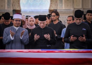 FADILLAH Yusof memberi penghormatan terakhir ke atas Abdullah Ahmad Badawi
di Masjid Negara, semalam.
