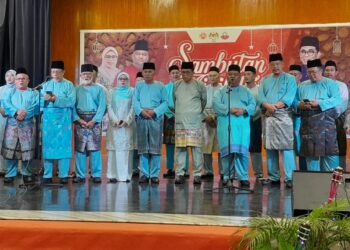 MOHAMED KHALED Nordin (empat dari kanan) bersama-sama barisan kepimpinan UMNO Bahagian Kota Tinggi berselawat bagi memulakan Majlis Rumah Terbuka Aidilfitri Parlimen Kota Tinggi di Dewan Jubli Intan, Kota Tinggi, semalam.