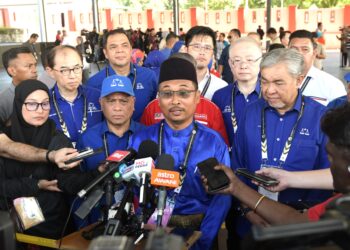 DR. MOHAMAD Yusri Bakir ditemui pemberita selepas penamaan calon bagi PRK Ayer Kuning di Dewan Merdeka, Tapah hari ini. - UTUSAN/ZULFACHRI ZULKIFLI