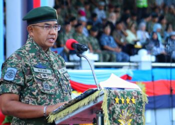 MOHD. Nizam Jaffar berucap pada Perbarisan Perintah Ulung Panglima ATM Ke-23 di Kem Segenting, Port Dickson, hari ini. - UTUSAN/MOHD. SHAHJEHAN MAAMIN