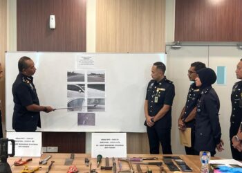 MUHAMMAD Abdul Halim (dua dari kiri) menunjukkan kesan tembakan pada kereta mangsa pada sidang akhbar di Kangar, Perlis hari ini.-UTUSAN/ASYRAF MUHAMMAD