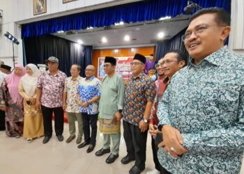 MOHAMED KHALED Nordin (tengah) bergambar dengan orang ramai yang menghadiri Majlis Rumah Terbuka Aidilfitri Parlimen Kota Tinggi di Dewan Jubli Intan, Kota Tinggi.