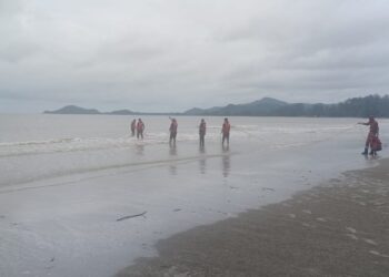 ANGGOTA bomba melakukan operasi mencari seorang lagi mangsa yang dikhuatiri lemas ketika mandi-manda di Pulau Mawar, Mersing, Johor