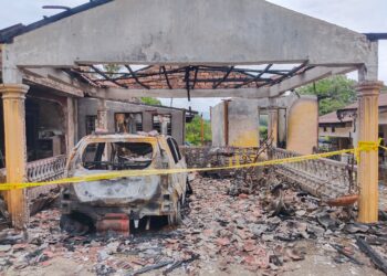 SEBUAH kereta dan dua buah motosikal milik Rahman turut musnah dalam kejadian kebakaran di rumahnya di Kampung Simpang Kerayong, Jasin, Melaka, Ahad lalu.-UTUSAN/ MUHAMMAD SHAHIZAM TAZALI