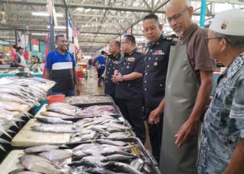 MOHD. HAZIMIN Jamaludin (empat dari kanan) bertanyakan sesuatu kepada seorang peniaga sewaktu Jelajah Mesra Pasar Awam Pasca SHMMP Aidilfitri 2025 di Pasar Bachang, Melaka. - UTUSAN/AMRAN MULUP