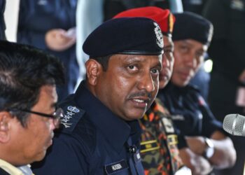 HUSSEIN Omar Khan pada sidang akhbar di Putra Heights, Subang Jaya baru-baru ini.-UTUSAN/SYAKIR RADIN.