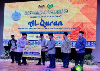 MOHD Na’im Mokhtar (tiga dari kanan) menerima cek cura daripada Yayasan Pembangunan Ekonomi Islam Malaysia (YAPEIM) semasa Majlis Pra Pelancaran Tilawah dan Hafazan Al-Quran Peringkat Kebangsaan Tahun 1446 Hijrah/2025 Masihi di Dewan Bankuet Kompleks Pentadbiran Kerajaan Negeri Perlis, hari ini. - UTUSAN/ASYRAF MUHAMMAD