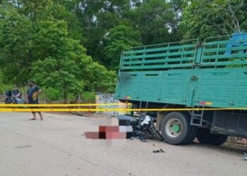 DUA remaja maut apabila motosikal ditunggang mereka melanggar lori yang diletakkan di bahu jalan di Taman Bandar Baru, Bukit Gambir, Tangkak.