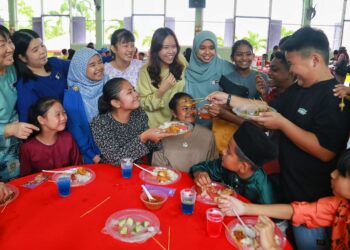 GURU-guru dan murid SJKC Simpang Pertang, Jelebu bersama-sama meraikan Majlis Sambutan Hari Raya Aidilfitri yang dianjurkan sekolah berkenaan, hari ini. UTUSAN/MOHD. SHAHJEHAN MAAMIN