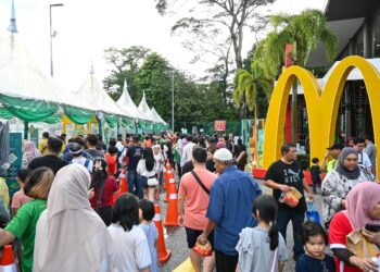 ORANG ramai yang hadir di Rumah Terbuka McDonald's di Mc Donald’s Bandar Sri Damansara, Kuala Lumpur semalam.-UTUSAN/MUHAMMAD NAIM HELMI HAFIDZI