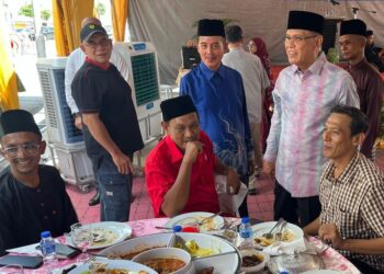 WAN Rosdy Wan Ismail (dua dari kanan) beramah mesra dengan pengunjung Majlis Ramah Mesra Aidilfitri Titian Kasih Warga Kerja Lembaga Padi dan Beras Negara (LPN)/Padiberas Nasional Berhad (Bernas) Wilayah Utara di Dataran Perumahan Awam Arau, Perlis, hari ini. -UTUSAN/ASYRAF MUHAMMAD