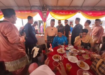 AMIRUDIN Shari beramah mesra dengan pengunjung Majlis Tautan Kasih Komuniti Sabak Bernam di Bagan Nakhoda Omar, Sungai Air Tawar, Sabak Bernam hari ini.-UTUSAN/ISKANDAR SHAH MOHAMED