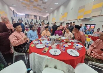 AMIRUDIN Shari bersama tetamu pada majlis Tautan Kasih Komuniti Sabak Bernam di Bagan Nakhoda Omar, Sungai Air Tawar, Sabak Bernam, Selangor hari ini.-UTUSAN/ISKANDAR SHAH MOHAMED