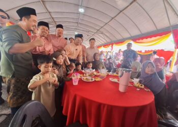 AMIRUDIN Shari dan Rizam Ismail beramah mesra dengan tetamu pada Majlis Tautan Kasih Komuniti Sabak Bernam di Bagan Nakhoda Omar, Sungai Air Tawar, Sabak Bernam hari ini.- UTUSAN/ISKANDAR SHAH MOHAMED