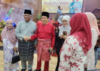 AHMAD Maslan bersalaman dengan tetamu Majlis Rumah Terbuka Hari Raya Aidilfitri Parlimen Pontian di Dewan Jubli Intan Pontian, Pontian hari ini.