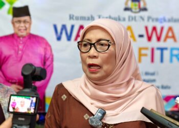 KALSOM Noordin ditemui pemberita pada Majlis Rumah Terbuka Aidilfitri peringkat DUN 
Pengkalan Batu, di Dewan Japerun Pengkalan Batu semalam.