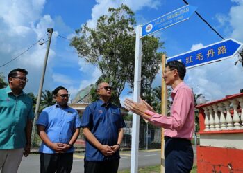 HASNOR Abd. Hamid (dua dari kanan) besama Boon Lye (kanan) ketika membuat tinjauan isu papan tanda jalan bertulisan Cina di Kampung Sungai Nipah, Port Dickson hari ini.-UTUSAN/MOHD.SHAHJEHAN MAAMIN