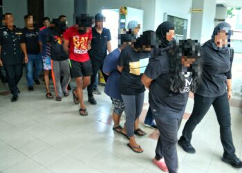 ENAM individu termasuk tiga wanita berusia 20 hingga 31 tahun direman 14 hari di Mahkamah Majistret Seremban bermula hari ini bagi membantu siasatan berhubung kes culik remaja dengan permintaan wang tebusan RM2 juta pada 10 April lalu. FOTO/MOHD SHAHJEHAN MAAMIN