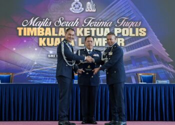 RUSDI Mohd. Isa (tengah) menyaksikan penyerahan dokumen serah terima tugas Timbalan Ketua Polis Kuala Lumpur yang baharu oleh Azry Akmar (kiri) kepada Mohamed Usuf di IPK Kuala Lumpur hari ini.-UTUSAN/SADDAM YUSOFF