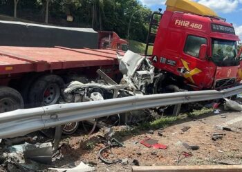 KEADAAN lokasi kemalangan di Kilometer 242, Lebuhraya Utara Selatan (arah Selatan), di Rembau pagi tadi.