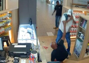 TANGKAP layar video tular menunjukkan seorang mangsa lelaki ditetak dua suspek bersenjatakan parang di sebuah pusat beli- belah di Seremban