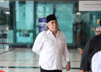 DATUK Ramli Sarip antara yang kelihatan hadir memberikan penghormatan terakhir kepada Allahyarham Tun Abdullah Ahmad Badawi di Masjid Negara, Kuala Lumpur hari ini.-UTUSAN/AMIR KHALID