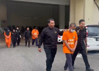 TIGA anggota Imigresen dibawa keluar dari mahkamah selepas mendapat perintah tahanan reman di Mahkamah Majistret Kuantan hari ini.