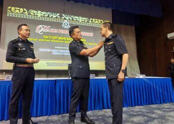 DZULKHAIRI Mukhtar menyempurnakan pemakaian pangkat kepada Mohd. Nazri Ismail di IPK Melaka, Bukit Beruang, Melaka.