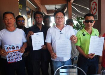 TEH Wah Ning (tengah) menunjukan surat bantahan yang dikemukakan kepada JPP dalam sidang akhbar di Cheng, Melaka. - UTUSAN/AMRAN MULUP