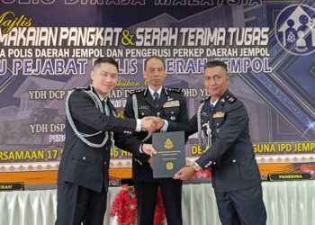 AHMAD Dzaffir Mohd. Yussof (tengah) menyaksikan serah terima tugas diantara Chang Hook dan Norhisham di Jempol semalam.-UTUSAN/NOR AINNA HAMZAH.